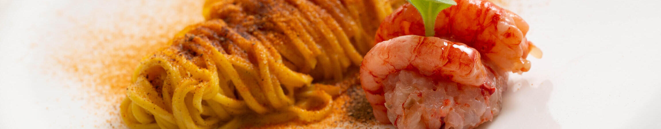 tagliolino di pasta fresca burro nocciola , bisque e gamberi marinati